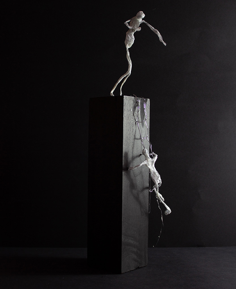 papier draht holzobjekt, skulptur, zwei figuren klettern an einer drahtleiter einen holzklotz hoch, sabine mannheims, kunst