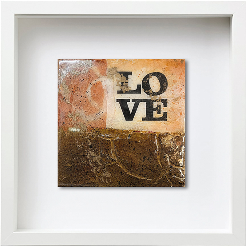 kleines mixedmedia Unikat mit weißem Rahmen, Schriftzug Love, strukturmaterial in braun gold Farbgebung