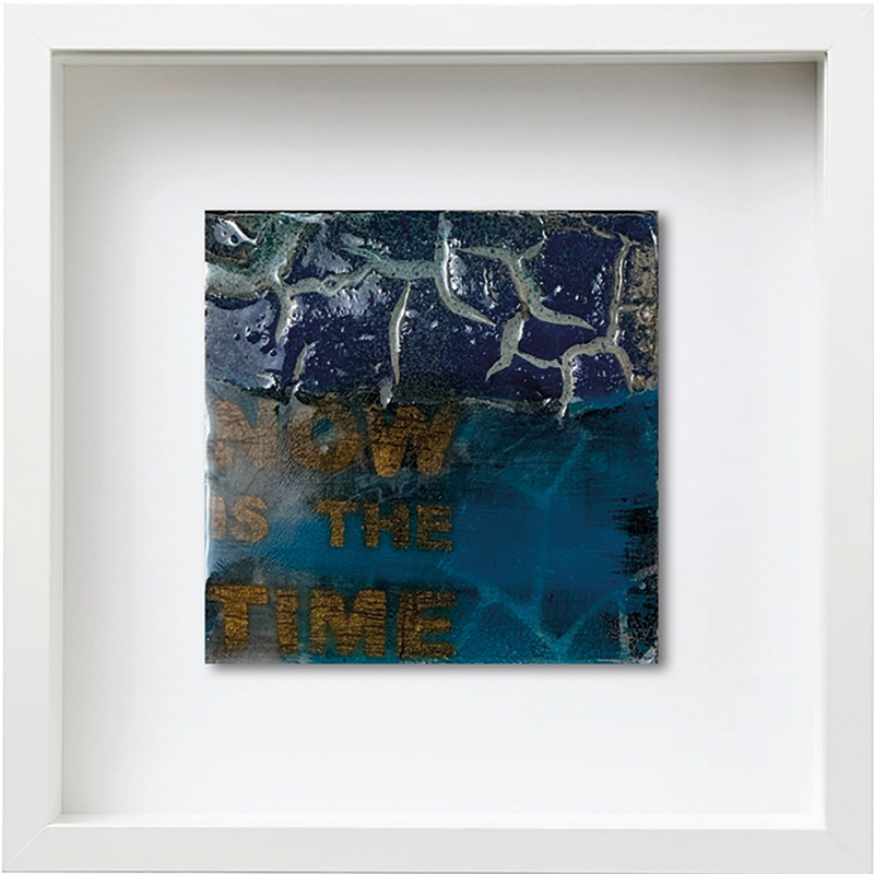 kleines Unikat von Sabine Mannheims, Struktur Text now is the time in blau bronze farben mit Resinüberzug