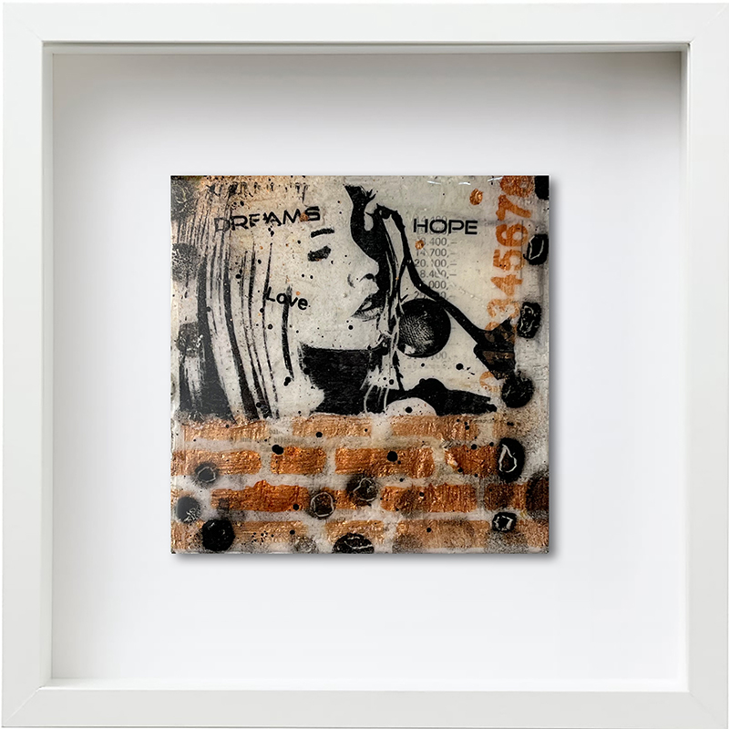 kleines unikat von sabine mannheims mit einem weißen Rahmen. Silhouette eines Frauenkopfs mit Collageelementen, in bronze, gold Naturtöne mit schwarz