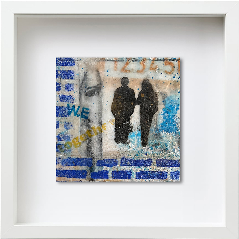 zwei schemenhafte Figuren, Ausschnitt eines Frauenportraits auf abstraktem Hintergrund, Schwarz Blautöne mit Bronze und Naturtönen