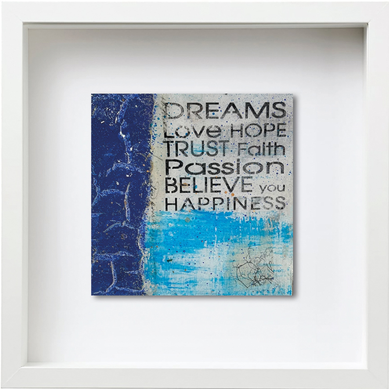 Unikat in mixedmedia mit weißem Rahmen, Struktur und Textfragmente wie Dreams Hope Passion. Blautöne mit schwarz weiß Akzenten